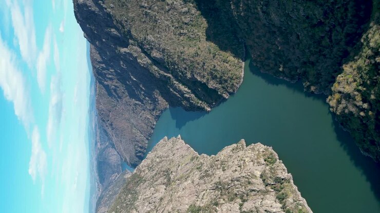 Canyon del fiume Sil, verde valle dal punto panoramico di Vilouxe, Ourense Spagna, aerea VERTICALE.