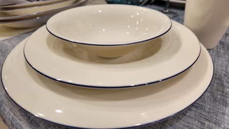 platos blancos apilados con acentos azules