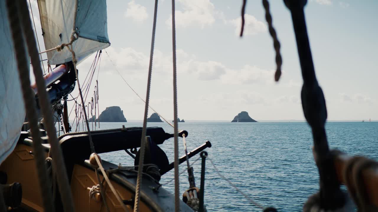 Vista a bordo da una nave a vela diretta verso gli scogli di Tas de Pois, Bretagna, Francia.