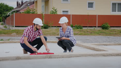 Qualitätsprüfer-Mit-Einem-Assistenten-Die-Genauigkeit-Der-Arbeiten-Bei-Der-Montage-Des-Fo-.s-überprüfen