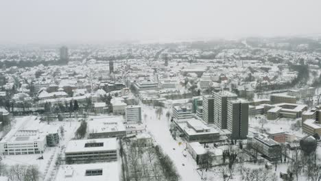 Vistas-Aéreas-De-Drones-De-La-Ciudad-Estudiantil-De-Göttingen-Durante-El-Invierno-De-2021-En-Fuertes-Nevadas