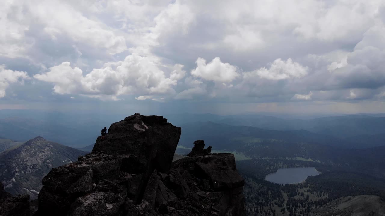 un hombre sube a la cima de la montaña.
