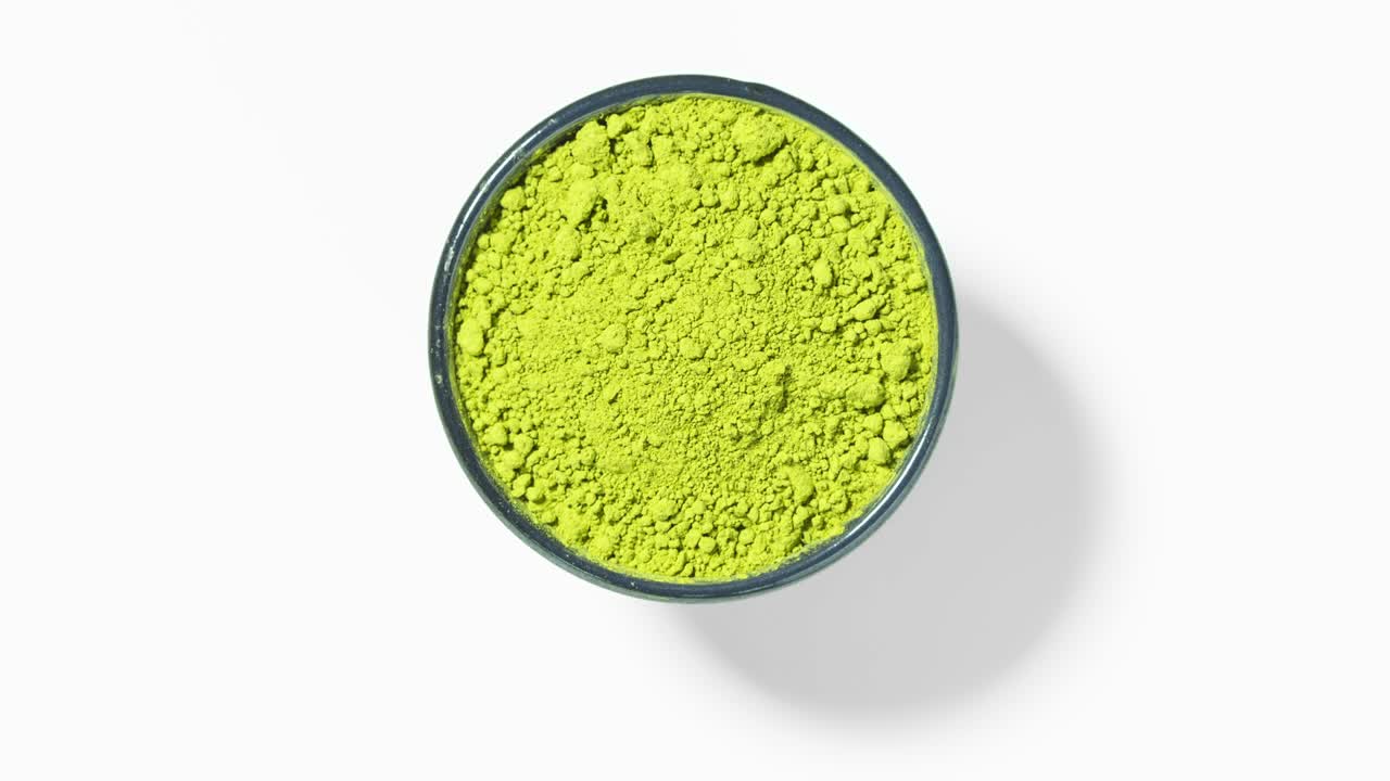 té verde matcha en un cuenco redondo sobre un fondo blanco, bucle sin costuras