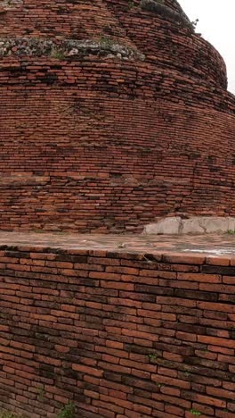 la cámara se desplaza sobre las ruinas históricas del templo de ladrillo
