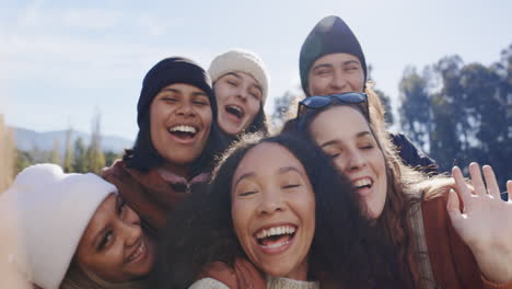 Amigos,-Signo-De-La-Paz-Y-Selfie-De-Mujeres-Al-Aire-Libre