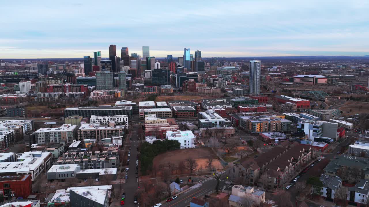 Downtown Denver Lodo skyline panorama urbano grattacieli edifici inverno Colorado aerea drone cieli grigi tramonto pomeriggio quartiere i25 traffico auto autostrada Front Range Highlands Park panoramica a sinistra