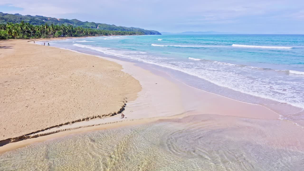 la desembocadura del estuario se encuentra con las olas en la costa de playa coson beach en verano en las terrenas, república dominicana