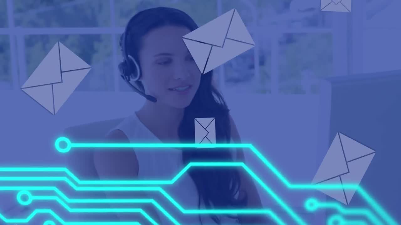 Animazione di circuito stampato e icone di posta elettronica su professionisti con auricolari