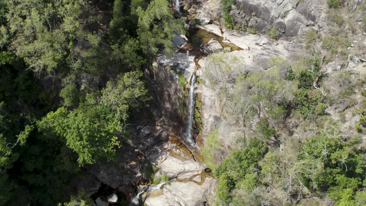 cascata da portela do homem en el parque nacional de peneda-gerês en portugal, toma orbital de una cascada en un acantilado