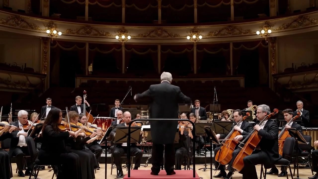 Direttore d'orchestra che dirige un'orchestra sinfonica sul palco