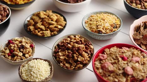 surtido de diferentes tipos de cereales colocados en cuencos de cerámica sobre la mesa