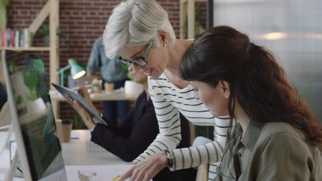 Líder-De-Mujeres-De-Negocios-Senior-Entrenando-A-Jóvenes-Pasantes-Mostrando-Datos-De-Investigación-Profesionales-Corporativos-Colaborando-Usando-Tecnología-Informática-En-Un-Espacio-De-Trabajo-De-Oficina-Moderno