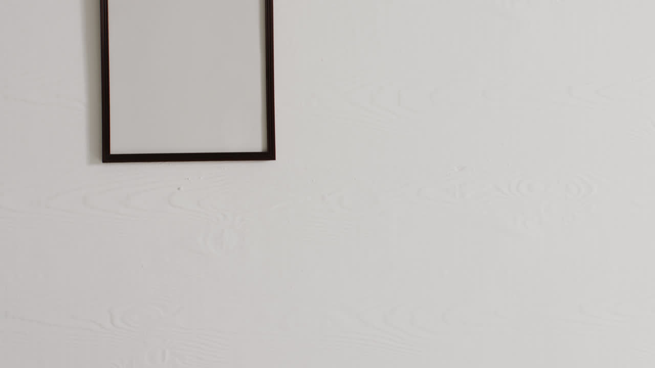 marco negro con espacio de copia en fondo blanco contra una pared blanca