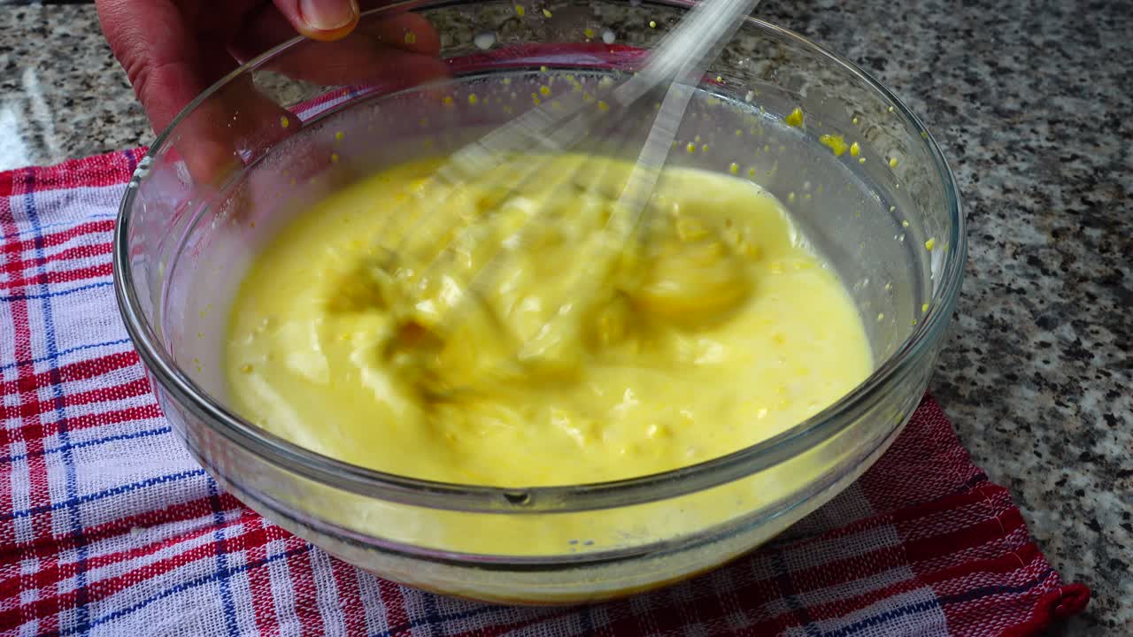 Miscela di uova e latticini per crema pasticcera. Preparazione della crema pasticcera.