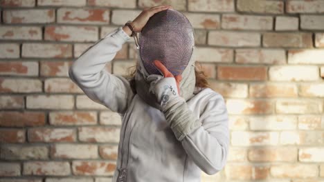 esgrimista femenina en acción