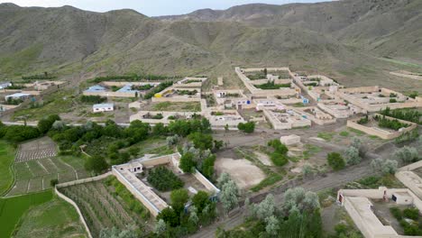 casas de barro debajo de las colinas onduladas