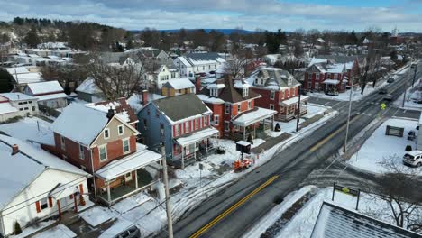 Casas-Americanas-A-Lo-Largo-De-La-Calle-Durante-La-Escena-De-Nieve-Del-Invierno