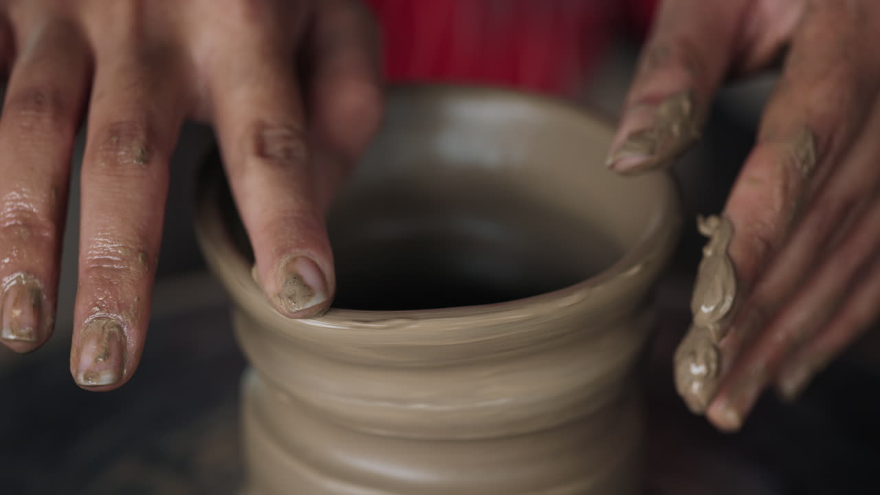 Mani che modellano l'argilla su una ruota di ceramica