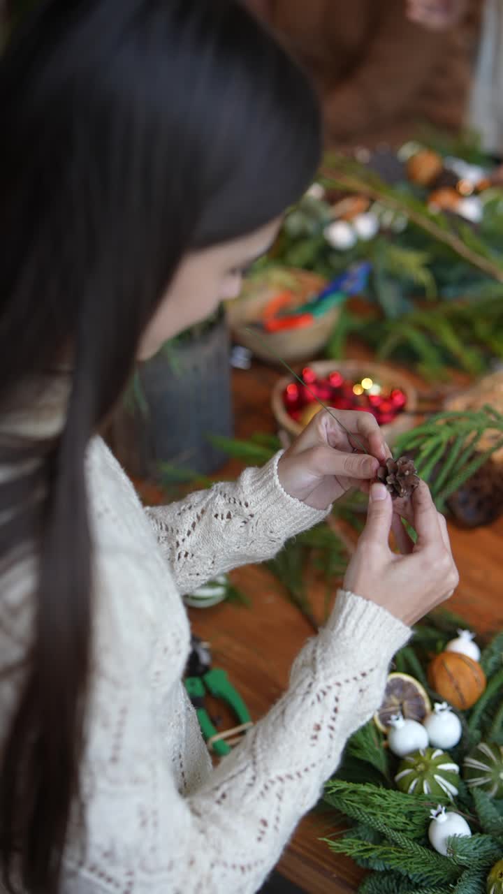 mujer haciendo una corona de Navidad
