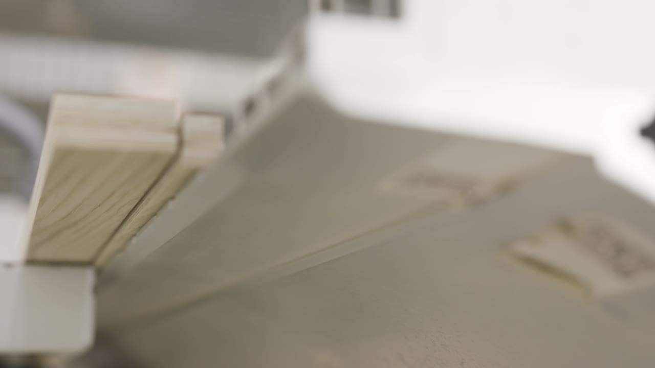 supporto per laptop in legno su scaffale bianco