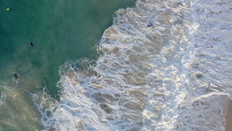 Wellen-Schlagen-Auf-Bodyboarder-Und-Schwimmer,-Die-Am-Strand-Von-Hawaii-Spielen
