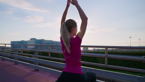 mujer estirándose al aire libre