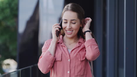 una mujer joven usando un teléfono inteligente mientras camina