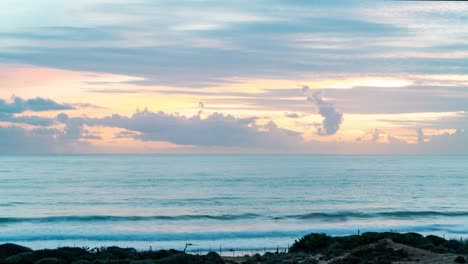 Vibrante-Paisaje-Nublado-Y-Olas-Del-Mar-Lapso-De-Tiempo-En-La-Costa-De-España