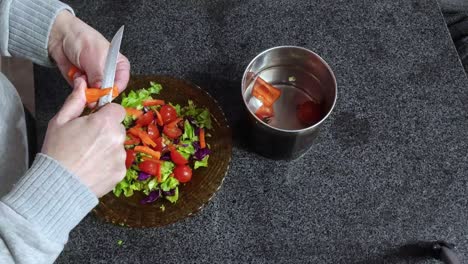 timelapse de una mujer blanca cocinando una ensalada en una mesa de marmol