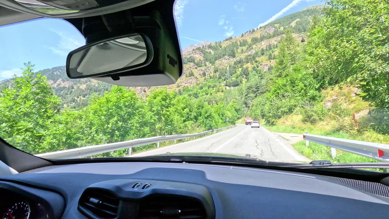 이탈리아 피에몬테의 산악 지형에서 운전