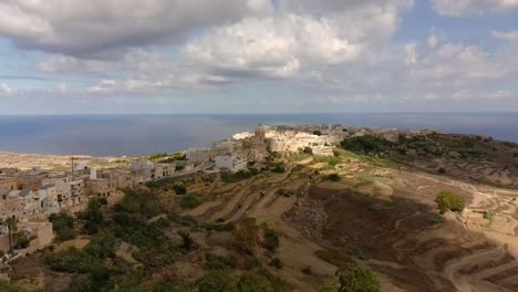 Drohnenschuss-Vom-Sockel-Bis-Zum-Blick-Auf-Das-Dorf-Xewkija-Auf-Gozo