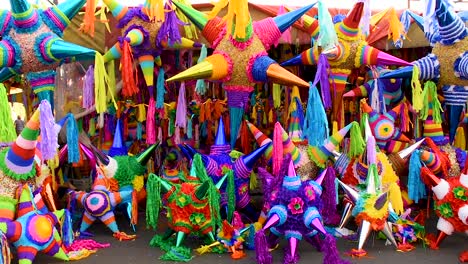 Piñatas-Coloridas-En-Un-Mercado-En-La-Ciudad-De-México