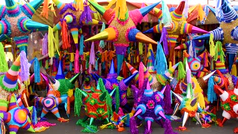 piñatas coloridas en un mercado en la ciudad de méxico