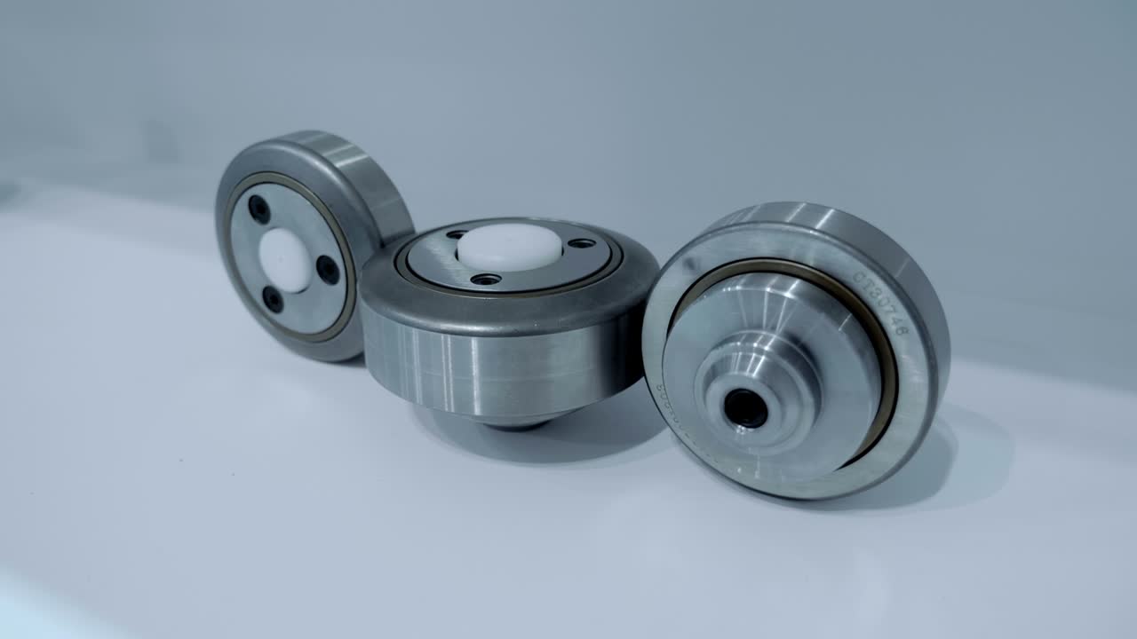 전시회에서 다양한 유형과 크기의 새로운 산업 베어링이 소개됩니다.