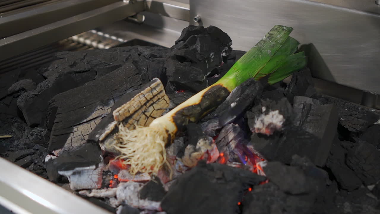 소스와 콩나물을 곁들인 구운 부추