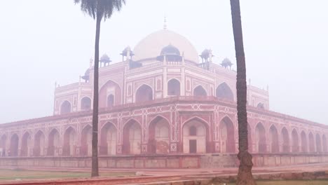 Humayun-Grab-Am-Nebligen-Morgen-Aus-Einer-Einzigartigen-Perspektive,-Aufgenommen-In-Delhi,-Indien