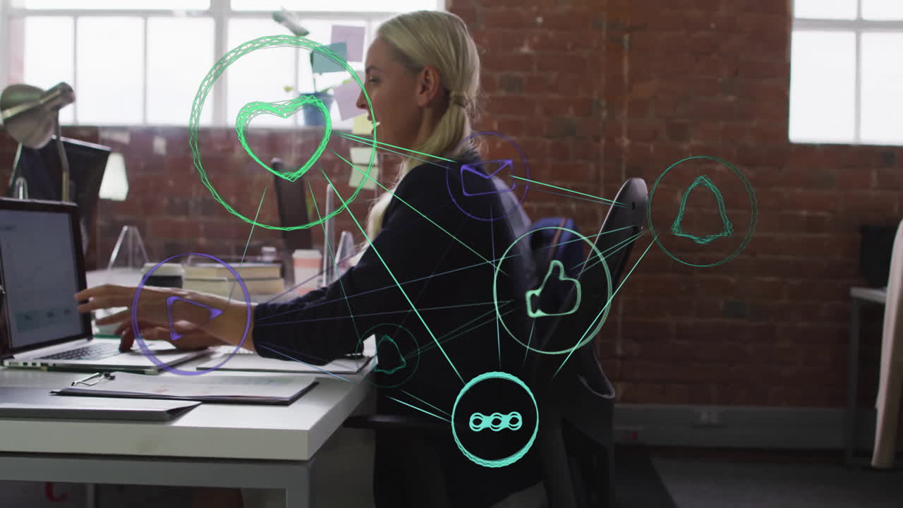 iconas de interacción en las redes sociales animación sobre mujer trabajando en el escritorio en la oficina