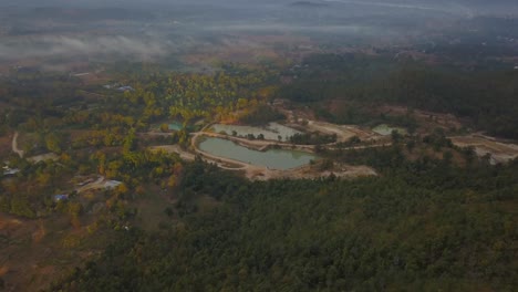 Vista-Panorámica-De-La-Antigua-Cantera-De-Chiang-Mai-Rodeada-De-Un-Denso-Follaje-De-árboles-En-Nam-Phrae,-Hang-Dong,-Tailandia