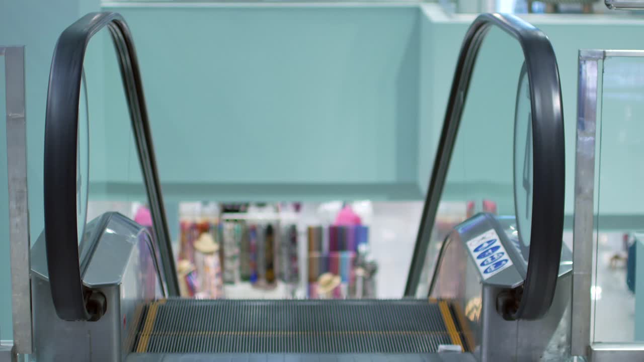 pov a la escalera mecánica en grandes almacenes-aeropuerto internacional sin gente