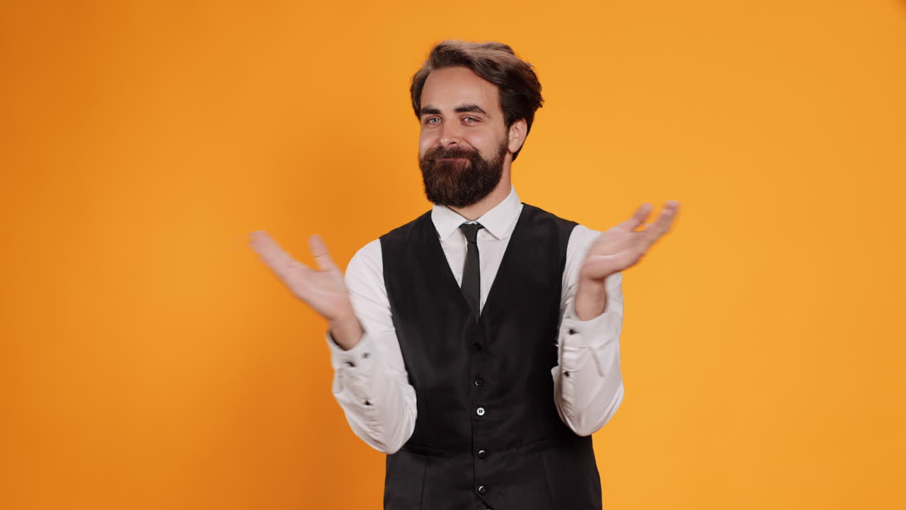 Il cameriere amichevole batte le mani.