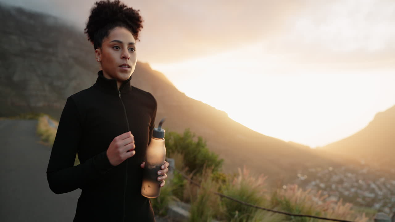 Naturaleza, luz solar y mujer negra corriendo