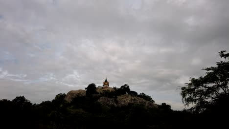 Wat-Phra-Phutthachai-Es-Un-Destino-Turístico-Para-Extranjeros-Y-Ciudadanos-Tailandeses-Que-Buscan-Bendiciones