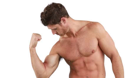 hombre musculoso flexionando sus músculos
