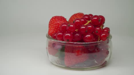 Erdbeeren-Und-Weintrauben-In-Der-Glasschüssel-Sehen-Köstlich-Aus-–-Nahaufnahme