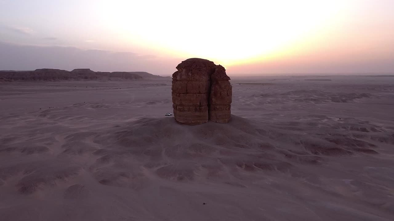 Scogliera di arenaria solitaria nel mezzo del deserto in veduta aerea orbitale