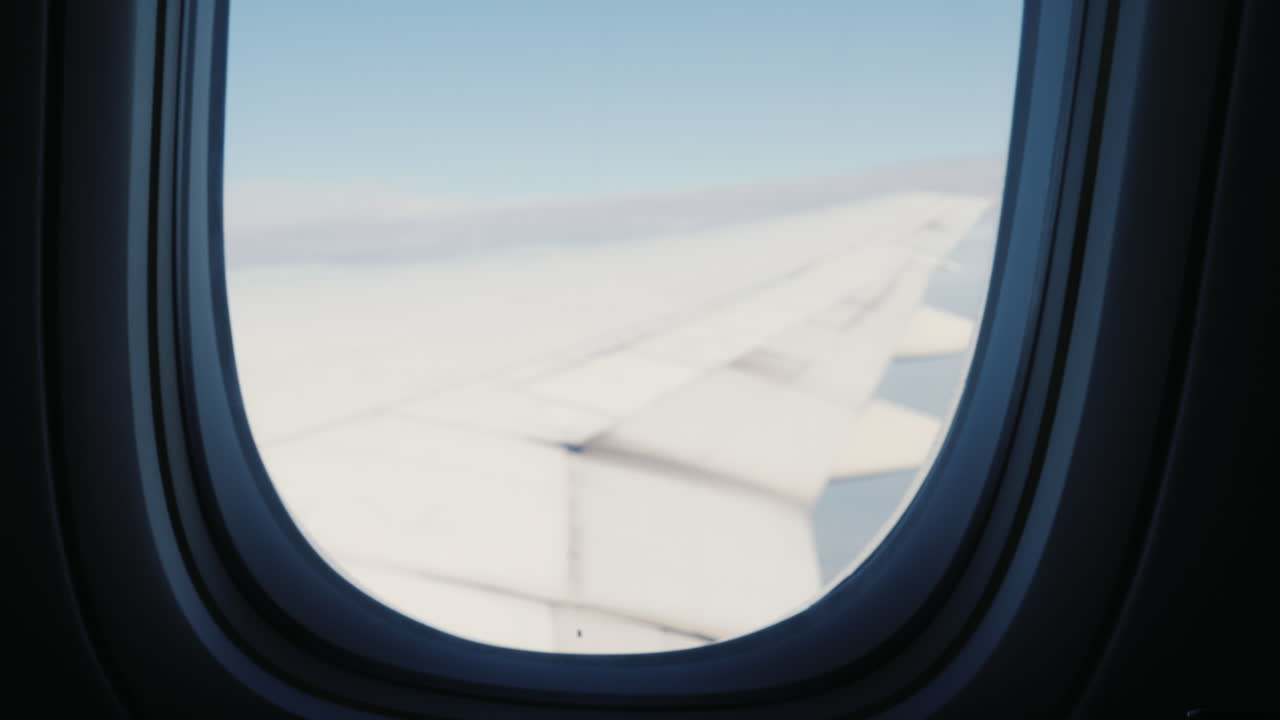 비행기 날개로 집 실루엣을 잡고 있는 손