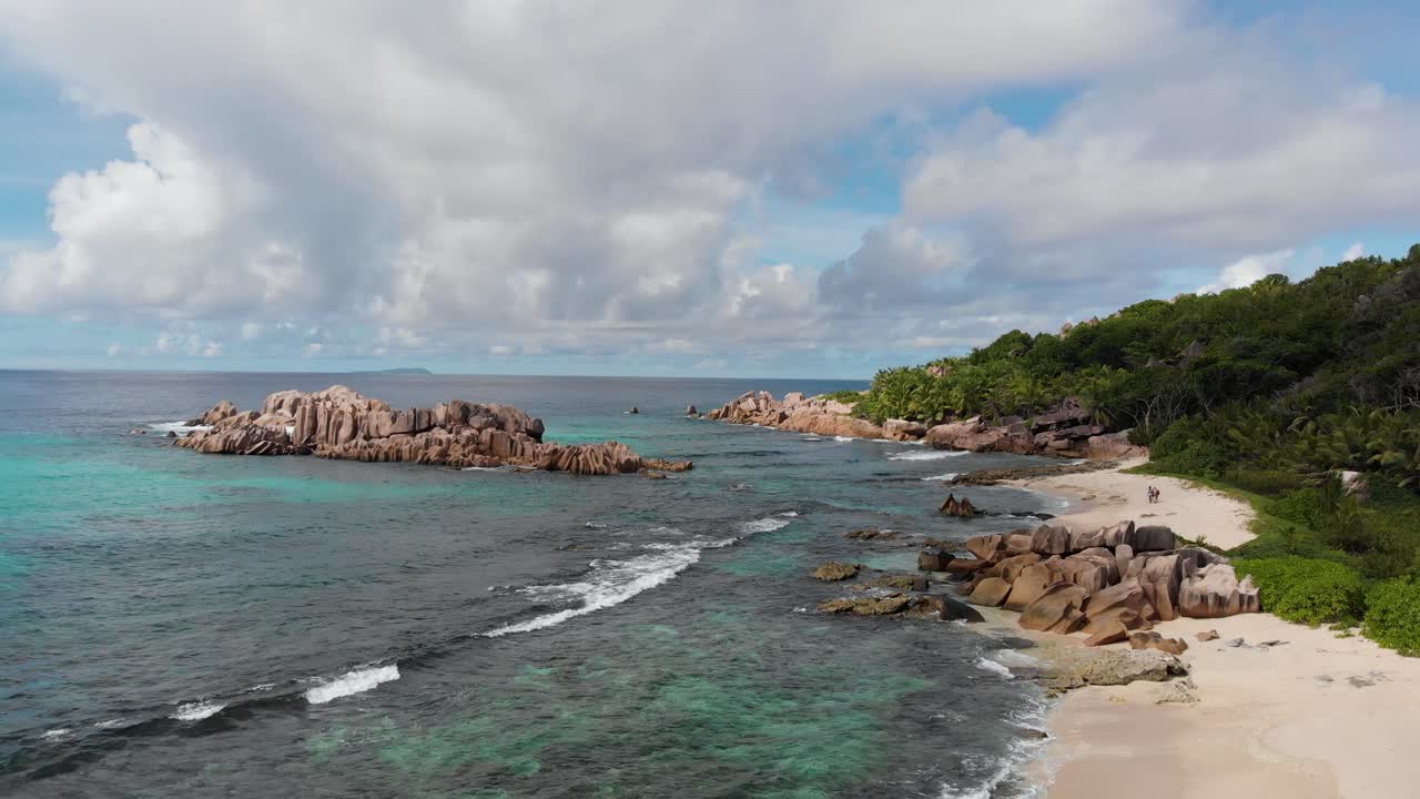 vista aérea de las olas rompiendo en la costa despoblada de anse songe en la digue, una isla de las seychelles