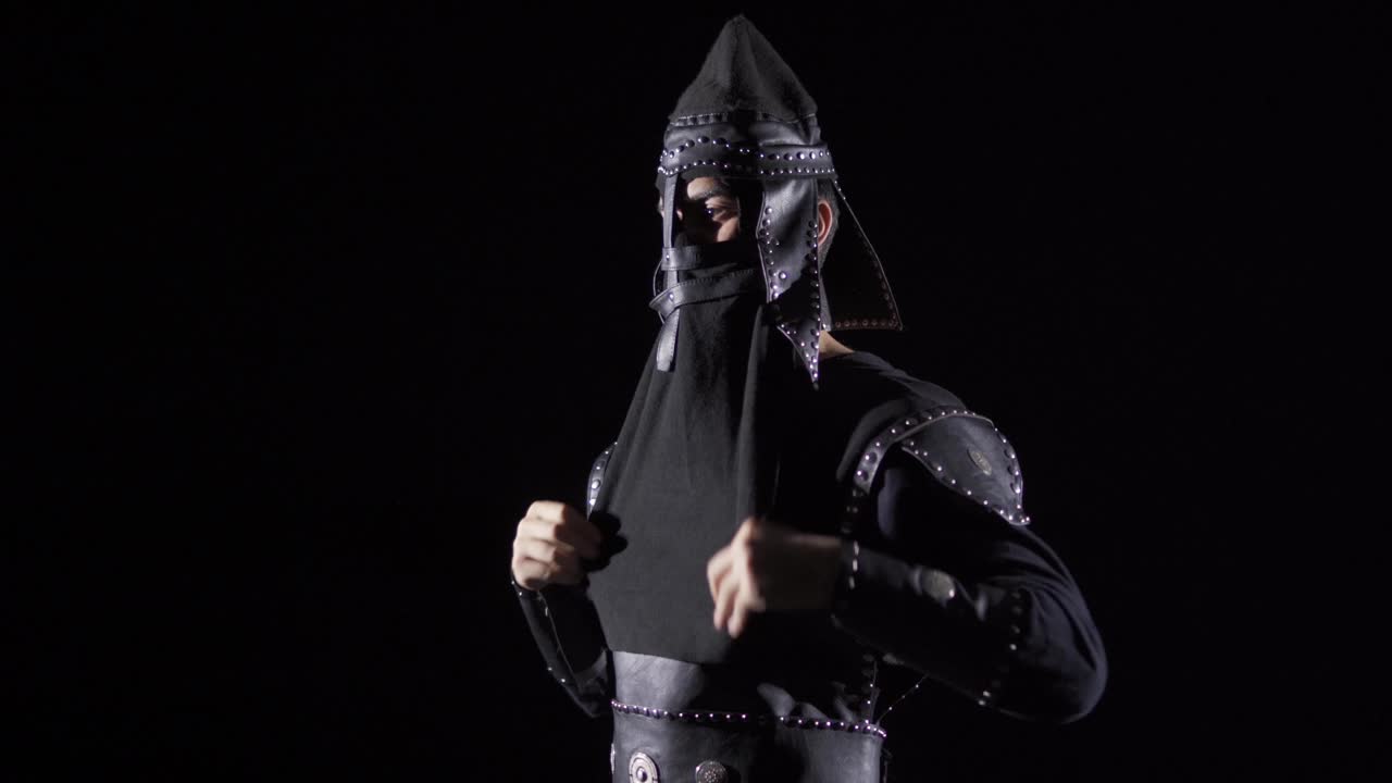 guerrero mongol en el período histórico. fondo negro.