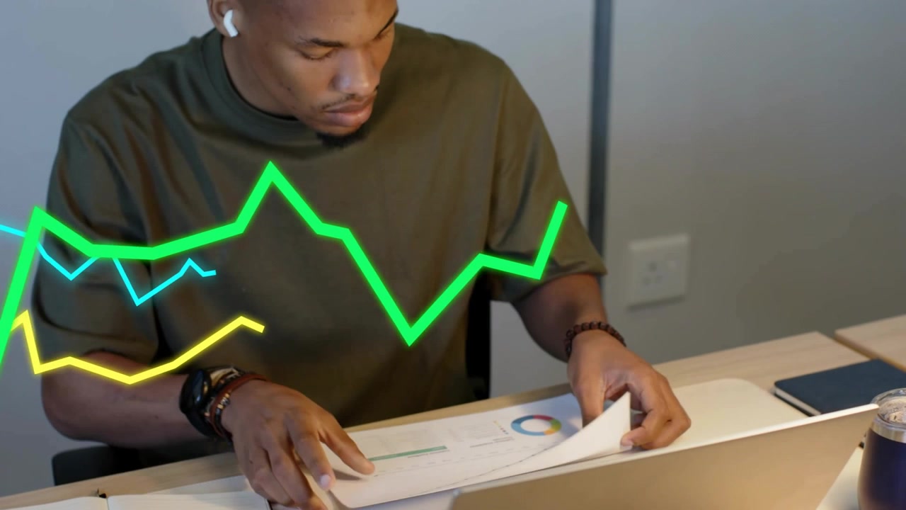 Vertikal video: Analytiker rækker ud efter diagram, noterer, mens live grafer overlapper hænderne til finans