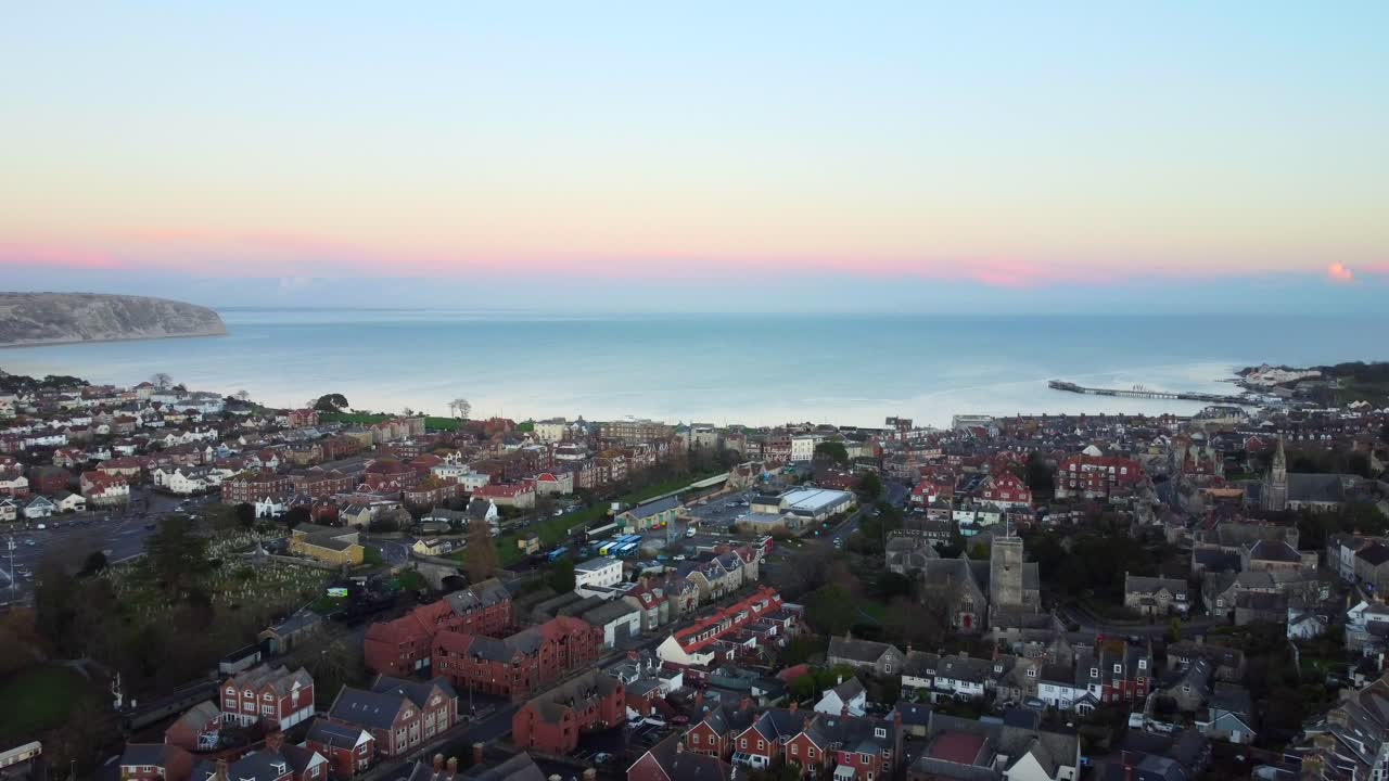 vista aérea de la bahía y el muelle en la ciudad de swanage en la costa de dorset